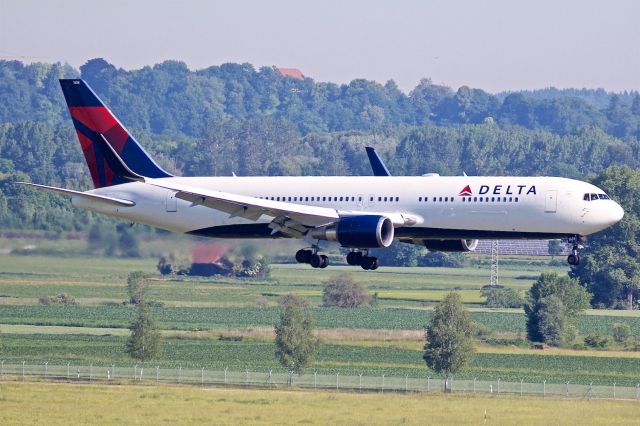 BOEING 767-300 (N1604R)