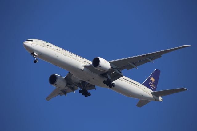 Boeing 777 (HZ-AK25)