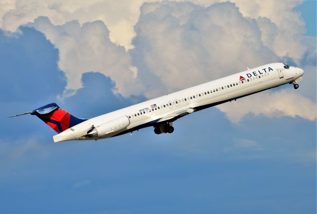 McDonnell Douglas MD-88 (N987DL)