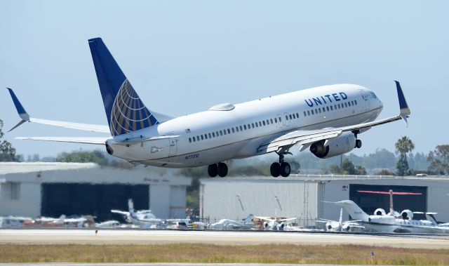 Boeing 737-800 (N77510)