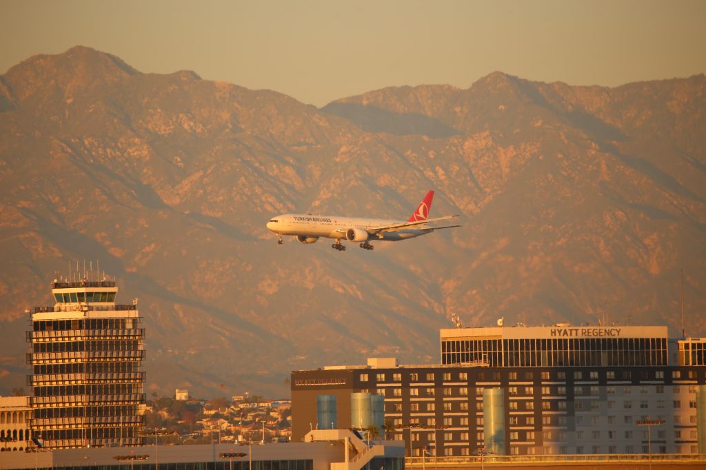BOEING 777-300ER (TC-JJM)