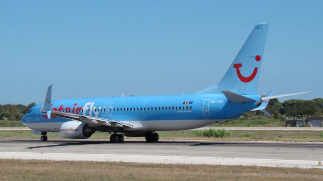 Boeing 737-800 (OO-JAD)