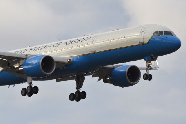 98-0001 — - Air Force One about to arrive on runway 7R at Milwaukee