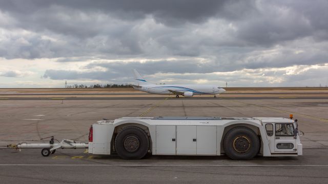 Boeing 737-700 (P4-EBO)
