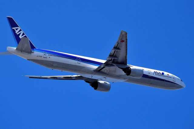 BOEING 777-300 (JA752A)