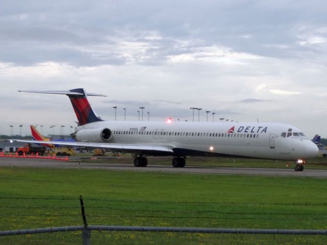 McDonnell Douglas MD-88 (N989DL)