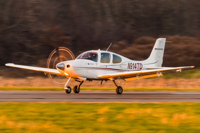 Cirrus SR-20 (N914TD) - Cirrus SR20 N914TD landing at KLOM during sunset