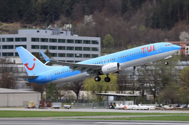 Boeing 737-800 (G-TAWY)