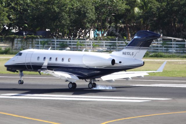 Bombardier Challenger 300 (N610LS)