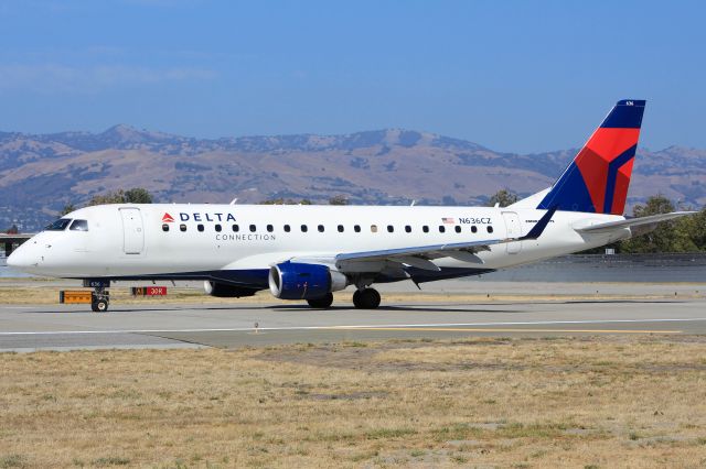 Embraer 170/175 (N636CZ)