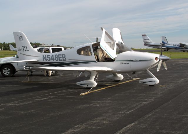 Cirrus SR-22 (N548EB)