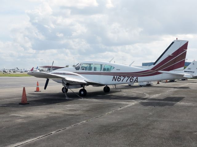 Piper Aztec (N6776A)