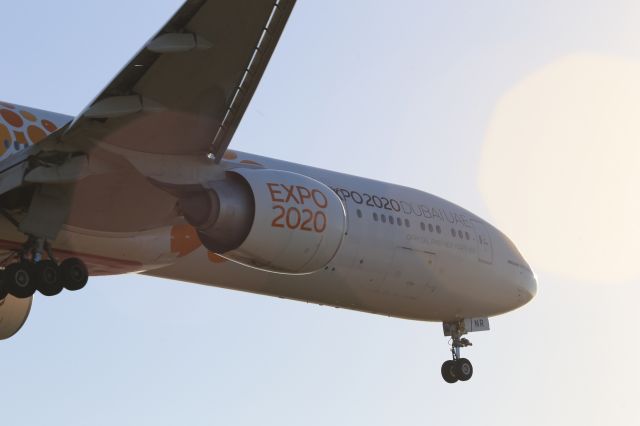 BOEING 777-300ER (A6-ENR)