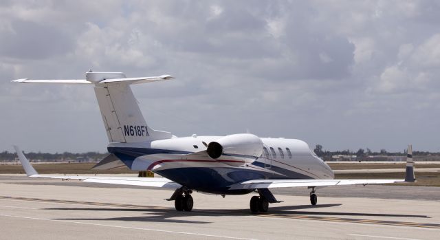 Learjet 40 (N618FX)