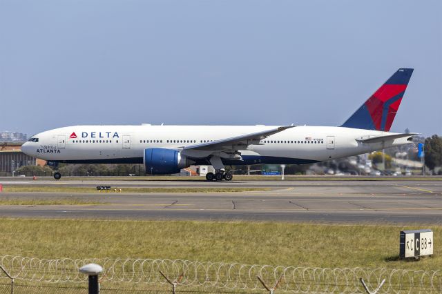 BOEING 777-200LR (N702DN) - Delta Air Lines (N702DN) Boeing 777-232(LR) at Sydney Airport