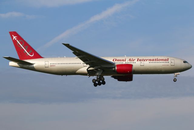 Boeing 777-200 (N828AX)