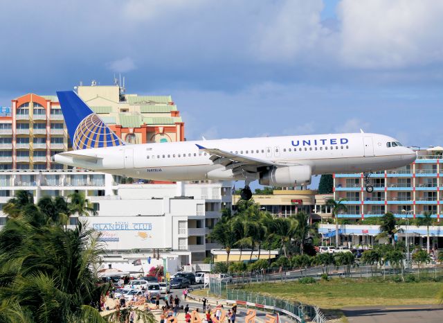 Airbus A320 (N411UA)