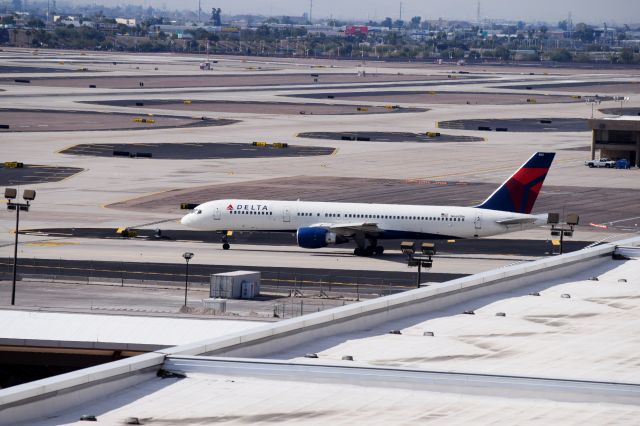 Boeing 757-200 (N668DN) - taxing to 07L for takeoff at Phoenix Sky Harbor(1.19.2015)