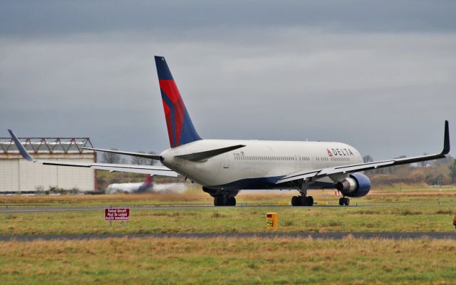 BOEING 767-300 (N176DN) - delta b767-3 n176dn dep shannon 18/2/15.