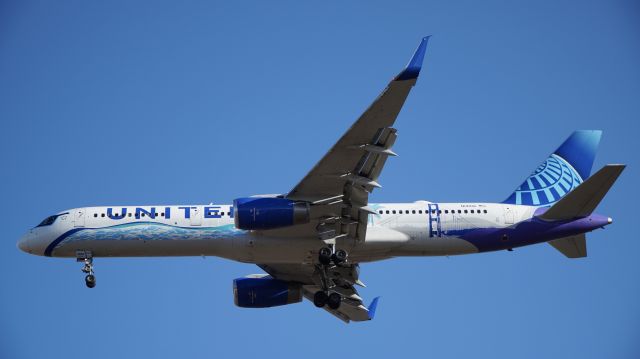 Boeing 757-200 (N14106) - Lovely wrinkling of the fuselage behind the wing root fairing.