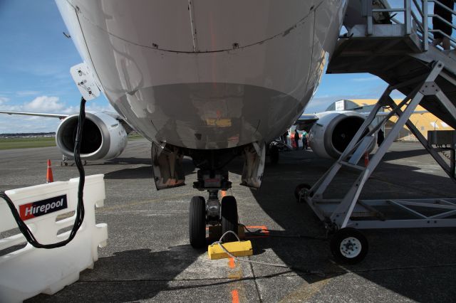 Boeing 737-700 (ZK-NGI) - Air New Zealand last Boeing 737 300 Farewell Tour at the Invercargill stopover, everyone came to say good bye. 8 Sept 2015