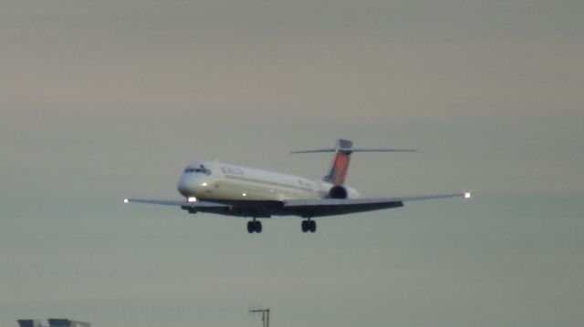 McDonnell Douglas MD-90 (N928DN) - Landing runway 2L.