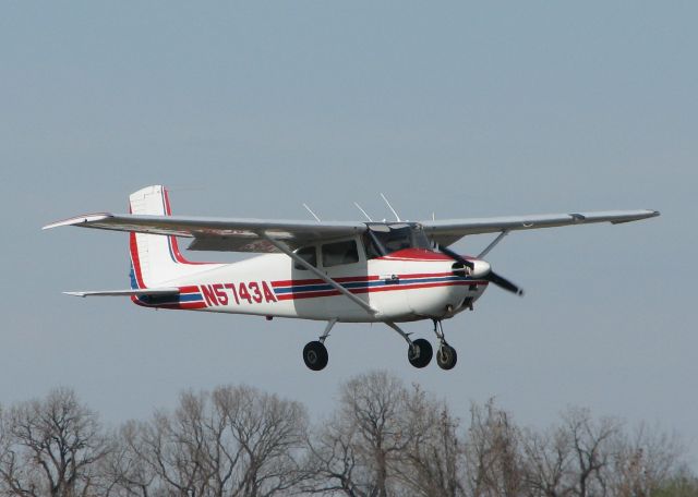 Cessna Skyhawk (N5743A) - Landing on runway 14 at the Downtown Shreveport airport.