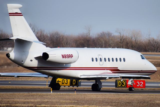 Dassault Falcon 2000 (N89RP) - Privately owned 2006 Dassault Falcon 2000EX taxiing to Runway 23 at the Buffalo Niagara International Airport