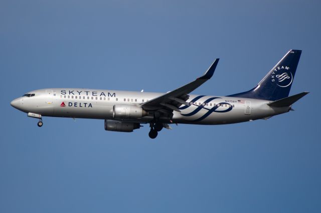 Boeing 737-800 (N3758Y)