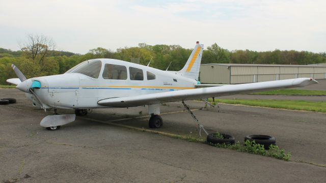 Piper Cherokee (N655M) - This aircraft has been more or less left to rot at Oxford for years now. Seen on 17 May 2019.