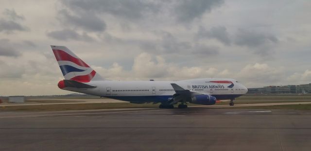 Boeing 747-400 (G-CIVO) - British Airways Boeing 747-436 taxiing onto runway 27R for takeoff as flight BA295 to Chicago OHare. Taken on Friday 20th February 2015 at 13:12 GMT from a BA A319 (G-EUOB): owned wholly by asmaffei