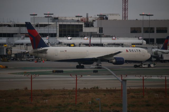 BOEING 767-400 (N843MH)