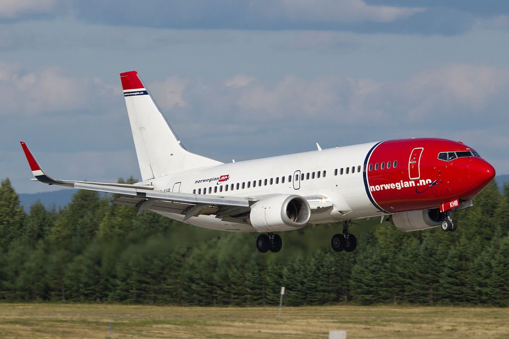 BOEING 737-300 (LN-KHB)