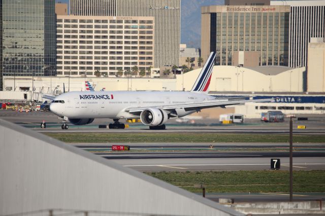 BOEING 777-300ER (F-GSQV)