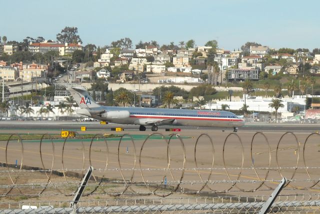 McDonnell Douglas MD-83 (N588AA)