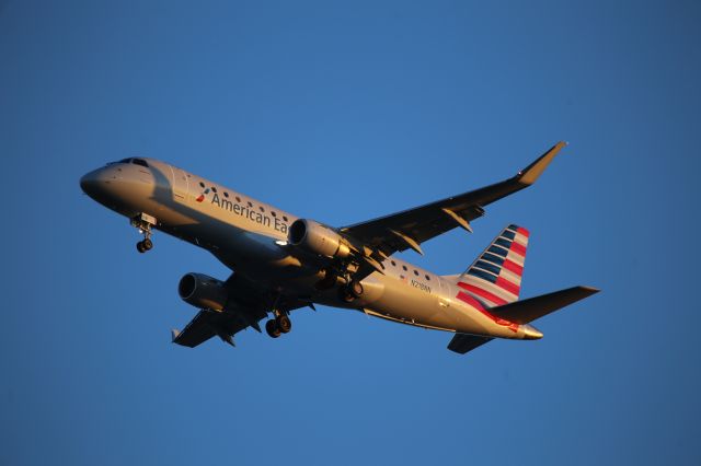 Embraer 170/175 (N218NN)