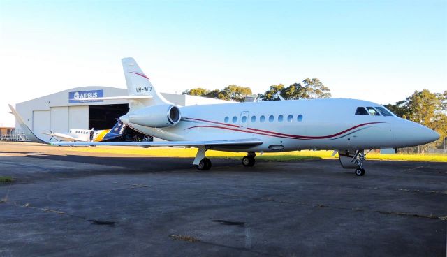 Dassault Falcon 2000 (VH-WIO) - I was standing at Handel Aviation’s hangar at Bankstown airport when this lovely Dassault Falcon 2000 came by from a quick day trip back from Mudgee. 