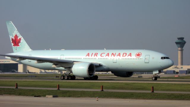 BOEING 777-200LR (C-FIUA)