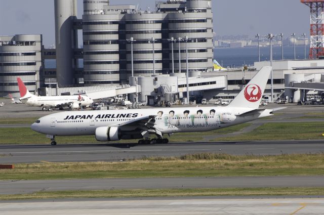 Boeing 777-200 (JA772J) - Landing at HND Airport R/W34L on 2011/11/01 ARASHI Jet(Japanese Pop Music Group)