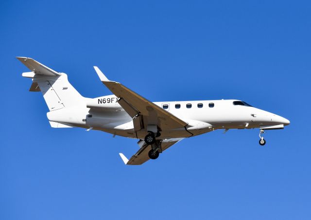 Embraer Phenom 300 (N69FX)