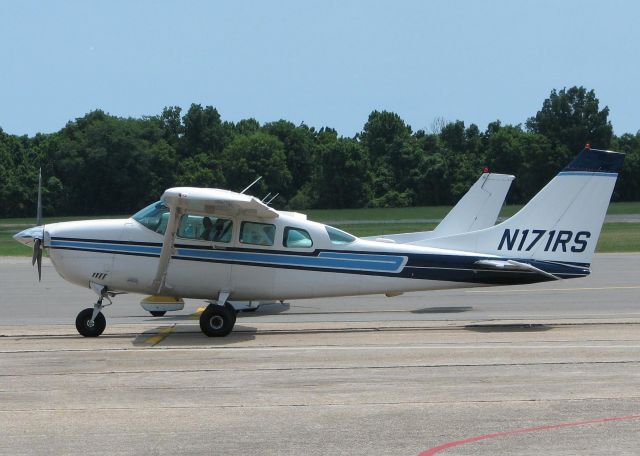 Cessna Skyhawk (N171RS) - Parked at Downtown Shreveport.