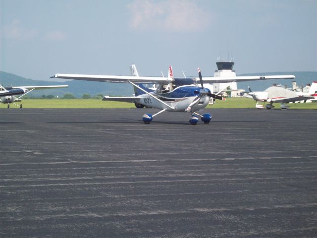 Cessna Skylane (N80PE) - Cessna 182 at Reading Airshow 2008