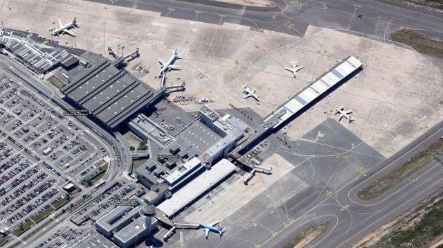 — — - Vue à 45° du terminal de Bordeaux. LFBD ou BOD