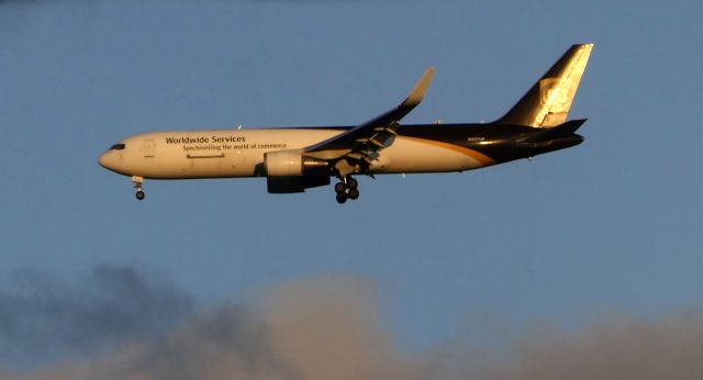 BOEING 767-300 (N357UP)