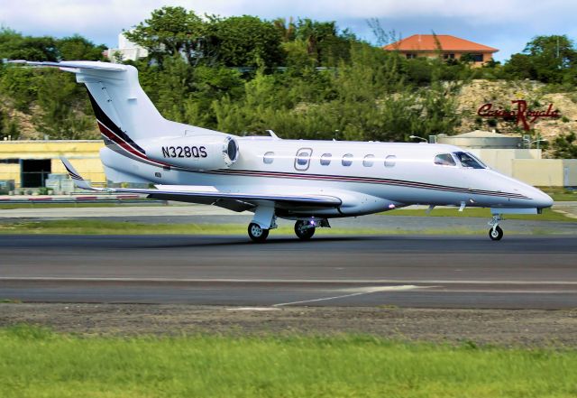 Embraer Phenom 300 (N328QS)