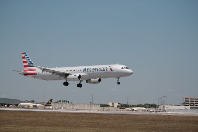 Airbus A321 (N125AA)