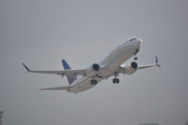 Boeing 737 MAX 9 (N37506) - 6/22/2018: My first time to spot Uniteds Boeing 737-9 MAX. United Boeing 737-9 MAX (N37506) departing to Denver.