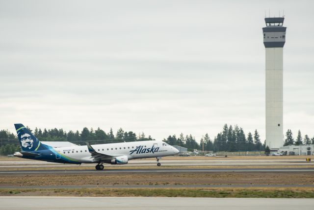 Embraer 175 (N632QX)