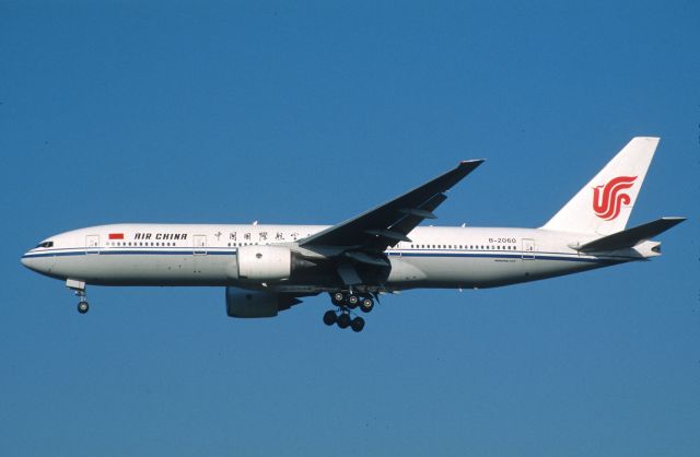 Boeing 777-200 (B-2060) - Final Approach to Narita Intl Airport Rwy34L on 2000/09/21