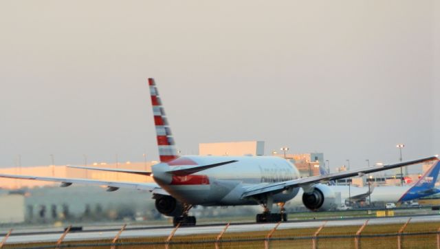 Boeing 777-200 (N753AN) - Takeoff roll!